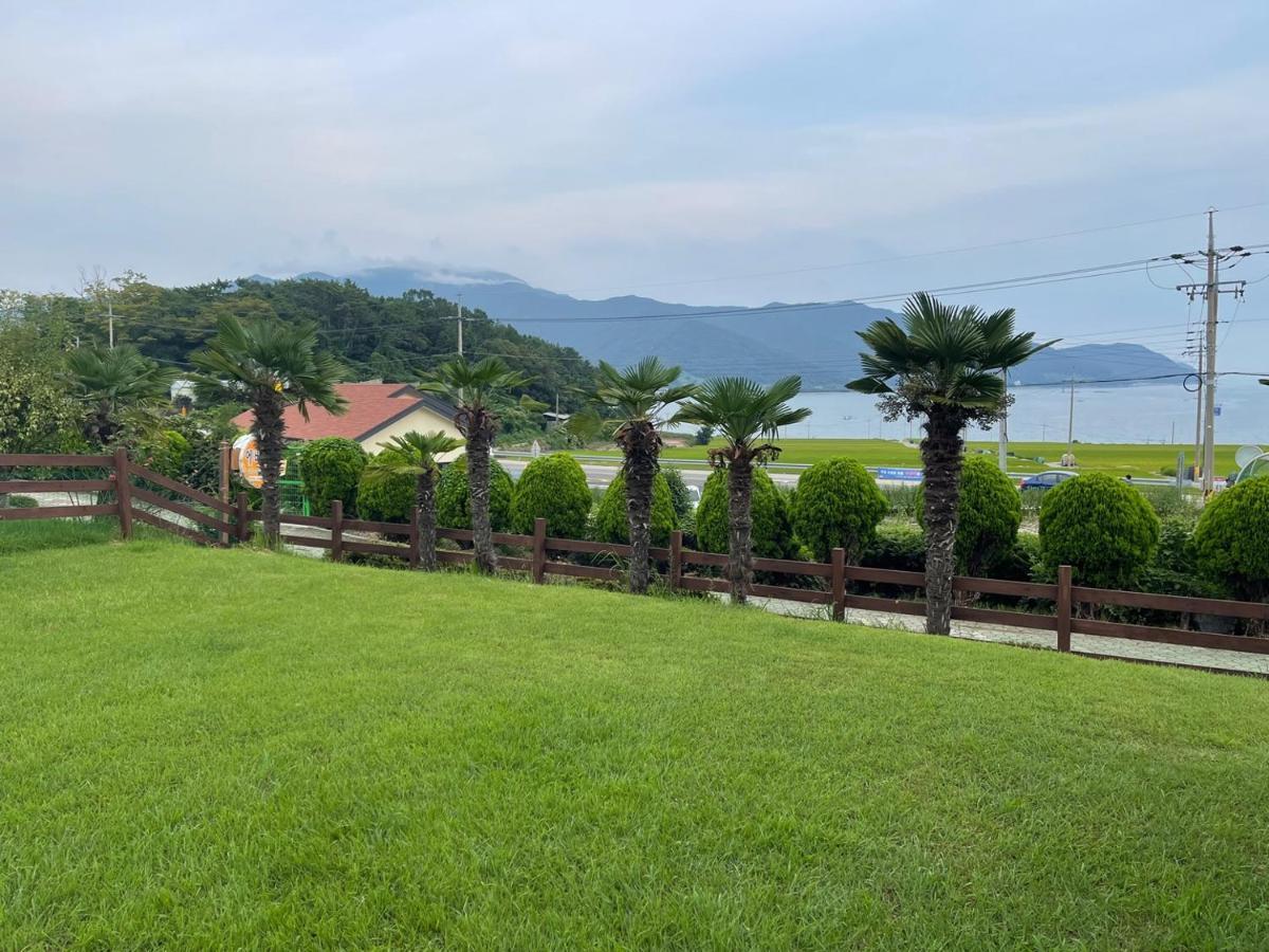 American village Pension Manoa Namhae Esterno foto